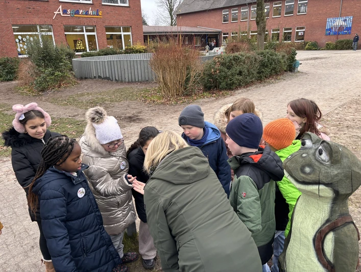 Silke, die Naturparkrangerin weiß so viel über den Weberknecht.JPEG