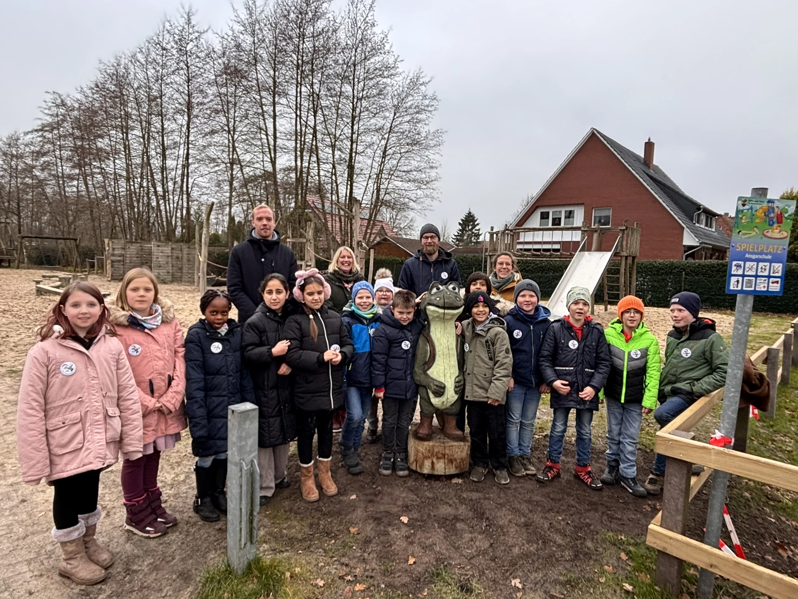Nach einer Naturpark-Aktion ist es soweit - das Maskottchen zieht auch in die Ansgarschule ein.JPEG