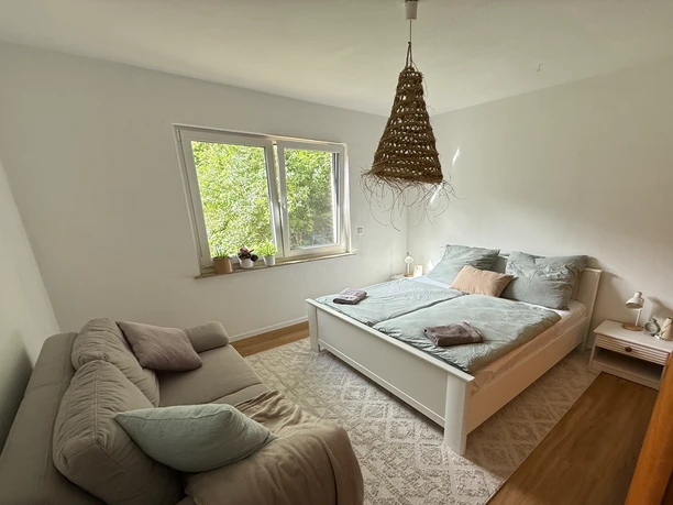 Eines der Schlafzimmer im 70er Bungalow Baaste