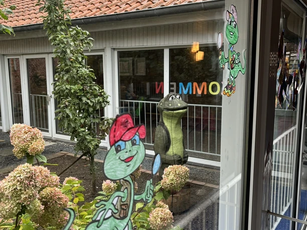 Einladend geschmückt, sind die Fenster und Wänder in der Grundschule..JPEG