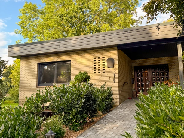 Der Eingangsbereich vom 70er Bungalow Baaste
