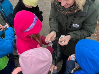 Silke verteilt Anstecker.JPG