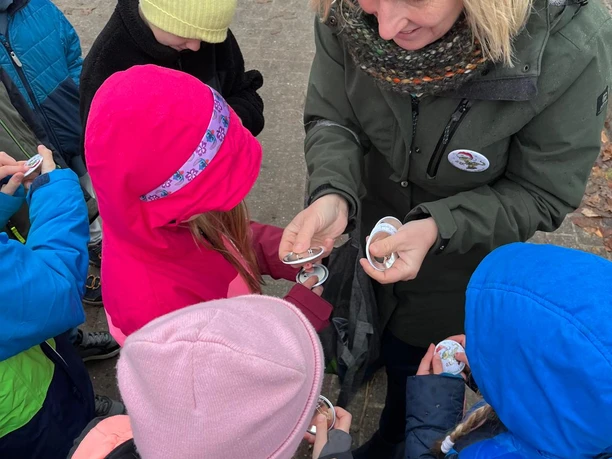 Silke verteilt Anstecker.JPG