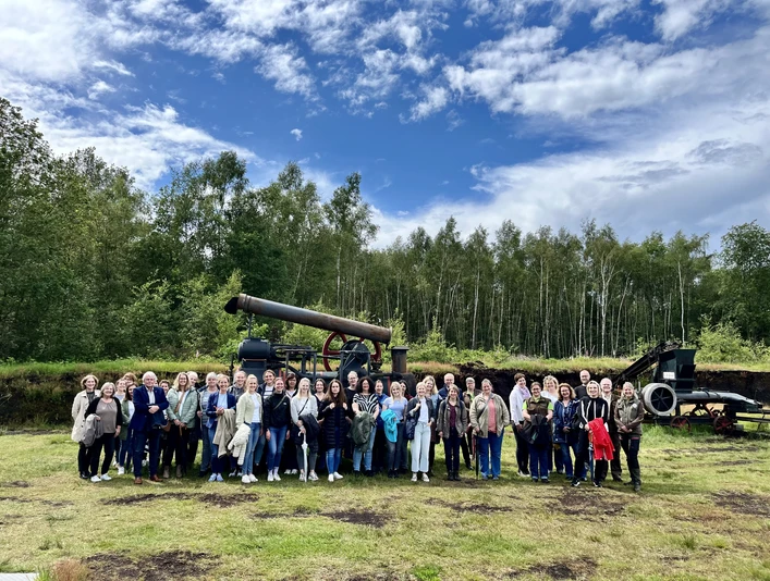 Die Teams der Twister Grundschulen auf Exkursion im Moor.JPG