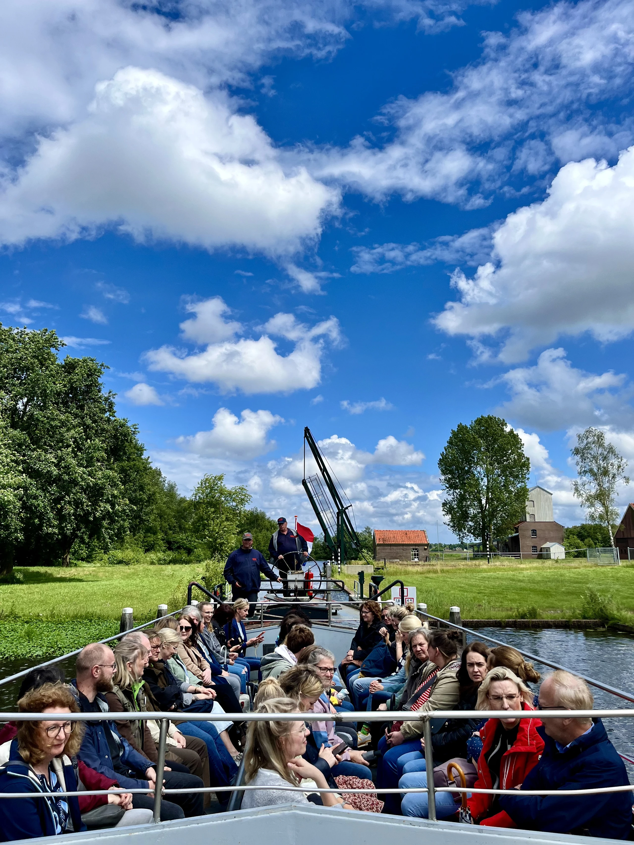 Per Boot geht es ins Hochmoor.JPG