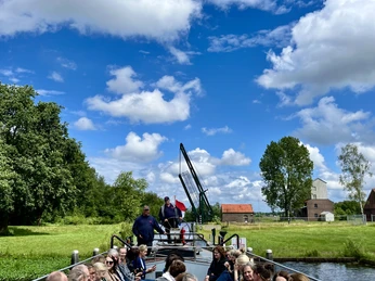 Per Boot geht es ins Hochmoor.JPG