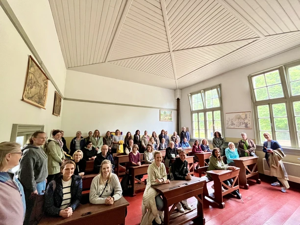 Rollenwechsel - die Schulteams und ihr Verantwortlichen nehmen auf historischen Schlbänken Platz.JPG