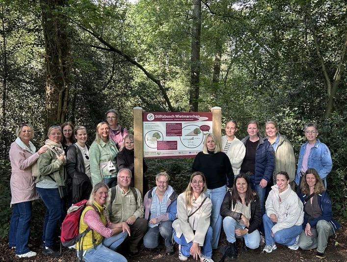 Das Lehrerkollegium der Sünte-Marien Schule auf Exkursion mit Teammitgliedern des Naturparks.JPEG