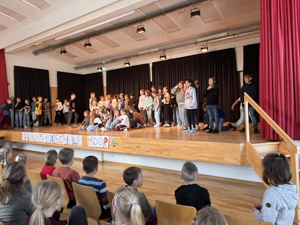 Zahlreiche Darbietungen begeisterten alle Teilnehmer.JPEG