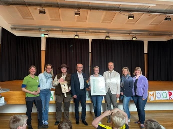 Die Urkundenüberreichung.jpg