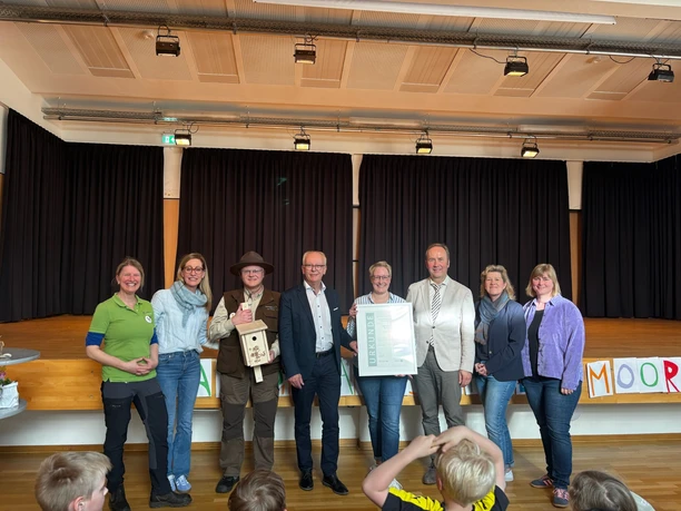 Die Urkundenüberreichung.jpg