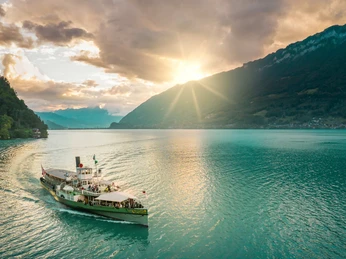 bls-schifffahrt-brienzersee-dampfschiff-loetschberg-abendrot.jpg