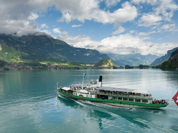bls-schifffahrt-brienzersee-dampfschiff-loetschberg-unterwegs-brienz.jpg