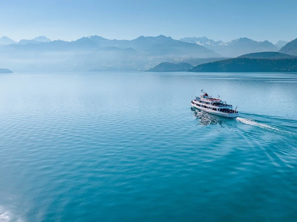 bls-schifffahrt-thunersee-schiff-unterwegs-richtung-interlaken.jpg