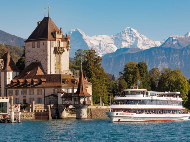bls-schifffahrt-thunersee-schiff-schloss-oberhofen.jpg