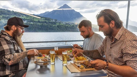 bls-schifffahrt-kulinarisch-deftig-maenner-bier.jpg