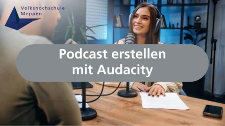 Frau mit Kopfhörern spricht in Mikrofon, im Tonstudio entsteht ein Podcast mit Audacity.