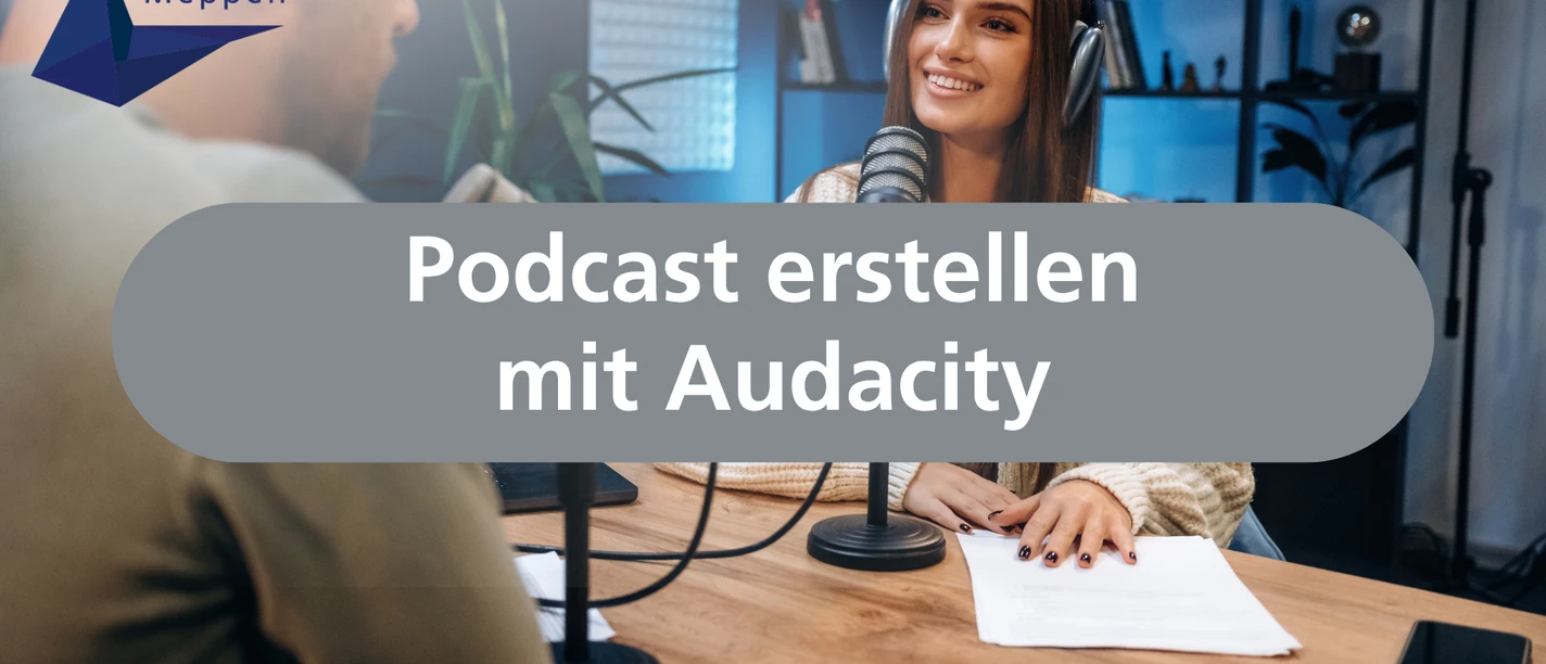 Podcast erstellen mit Audacity Frau mit Kopfhörern spricht in Mikrofon, im Tonstudio entsteht ein Podcast mit Audacity.