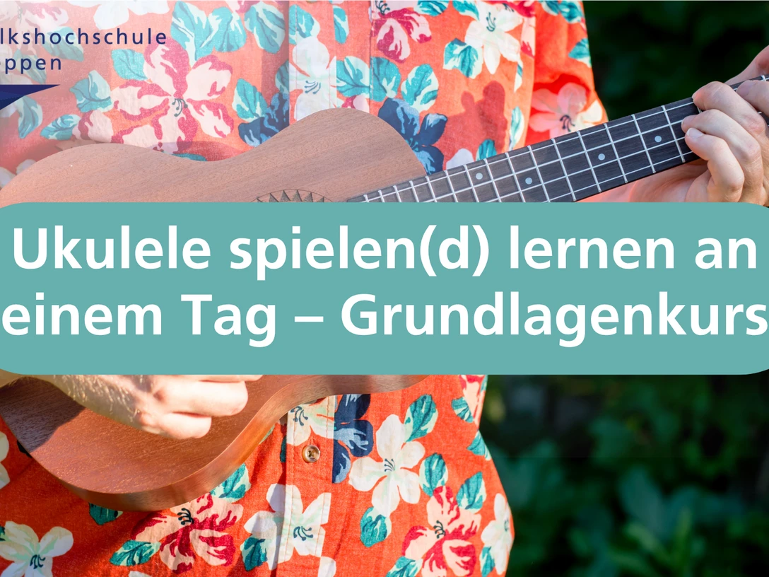 Ukulele spielen(d) lernen an einem Tag – Grundlagenkurs Person in buntem Hemd spielt Ukulele im Freien, Text weist auf Grundlagenkurs der VHS Meppen hin.