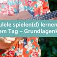 Ukulele spielen(d) lernen an einem Tag – Grundlagenkurs Person in buntem Hemd spielt Ukulele im Freien, Text weist auf Grundlagenkurs der VHS Meppen hin.