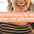 Stimmbildung für die Gesangs- und Sprechstimme Nahaufnahme einer Frau mit gestreiftem Oberteil, die fröhlich in ein Mikrofon singt.