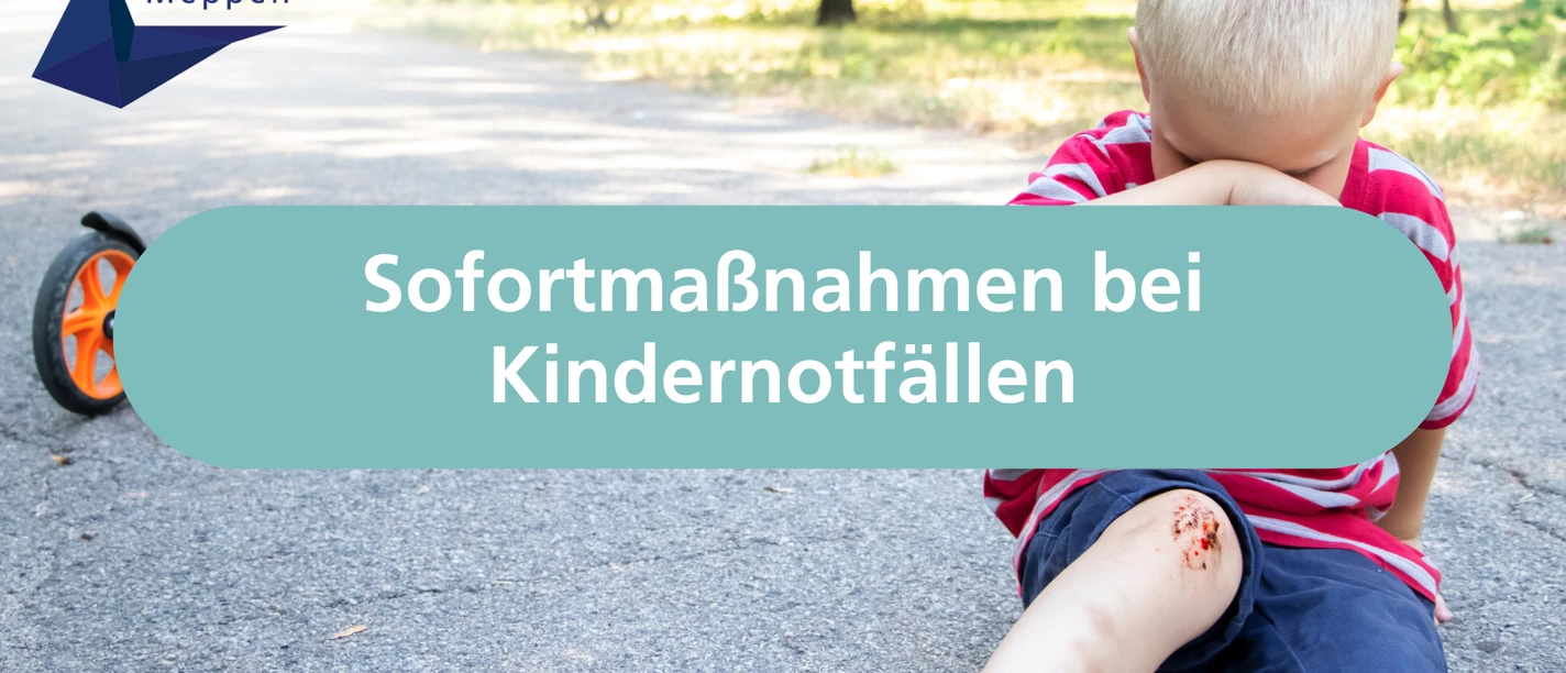 Sofortmaßnahmen bei Kindernotfällen Junge sitzt mit blutendem Knie auf der Straße, sein Laufrad liegt umgekippt neben ihm.