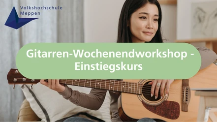 Gitarren-Wochenendworkshop - Einstiegskurs Person sitzt entspannt mit einer Akustikgitarre in den Händen und übt Akkorde beim Workshop.