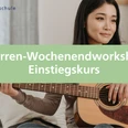 Gitarren-Wochenendworkshop - Einstiegskurs Person sitzt entspannt mit einer Akustikgitarre in den Händen und übt Akkorde beim Workshop.