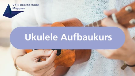 Ukulele Aufbaukurs für alle Nahaufnahme einer Person, die auf einer Holzukulele spielt, mit Schriftzug Ukulele Aufbaukurs.