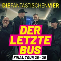 Vier Personen sitzen in einem Bus, umgeben von Tourplakattext in leuchtenden Farben.