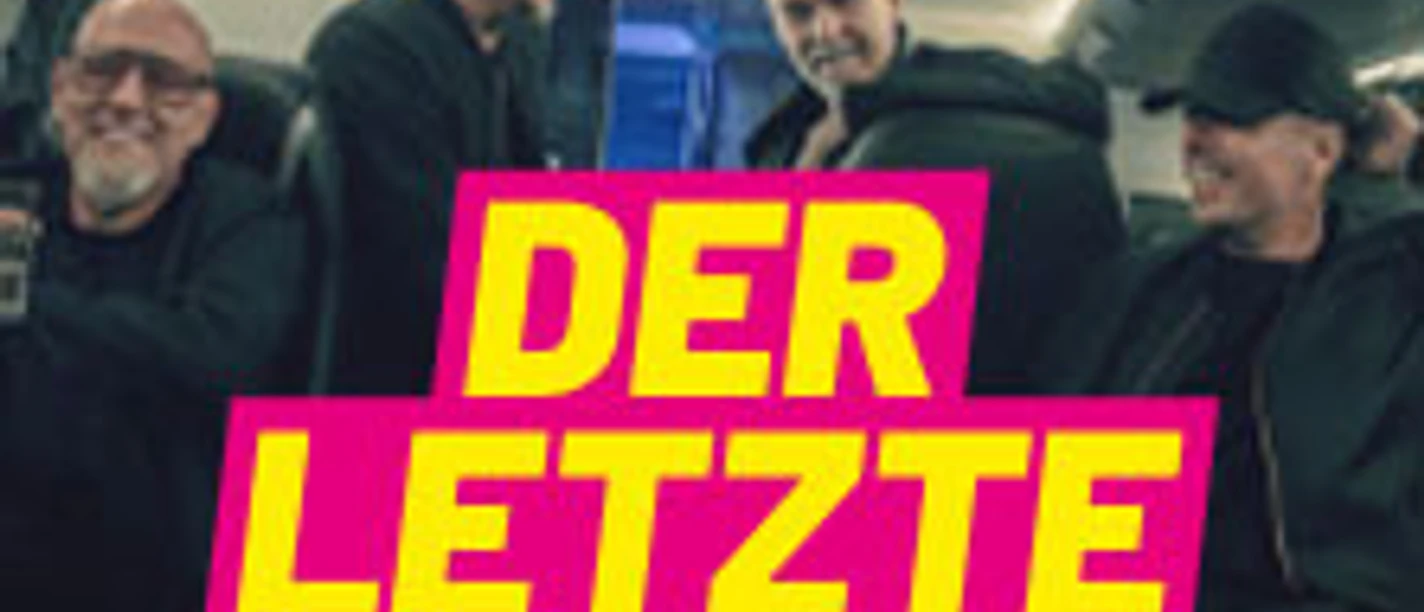 Vier Personen sitzen in einem Bus, umgeben von Tourplakattext in leuchtenden Farben.