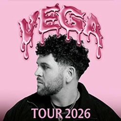 Porträt eines Mannes vor pinkem Hintergrund mit der Aufschrift "Vega Tour 2026".