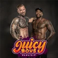 quadratisch eventim 2.jpg Zwei muskulöse Männer mit Tattoos posieren oberkörperfrei vor dunklem Hintergrund, Schriftzug Juicy Boys.