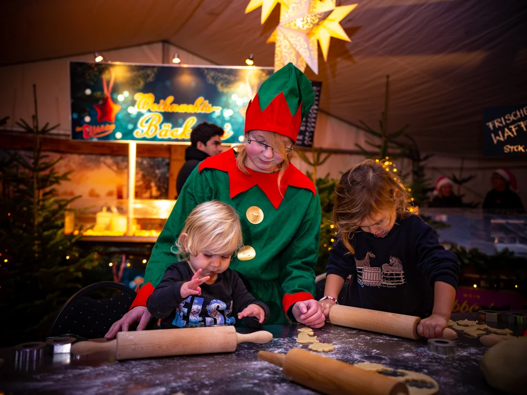 Brunsbuettel_Weihnachtsmarkt_Plaetzchen backen_Wichtel_c_JReichert.jpg