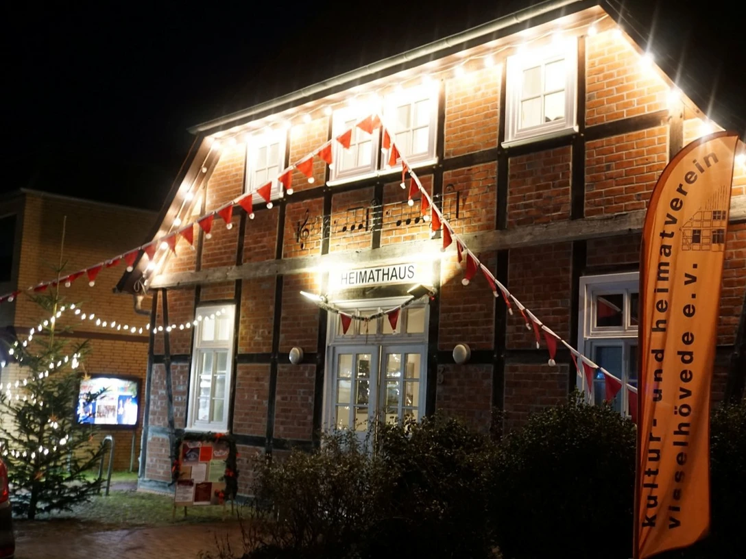 Heimathaus beleuchtet zum Kunsthandwerkermarkt Heimathaus beleuchtet zum Kunsthandwerkermarkt
