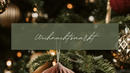 Weihnachtsbaum mit Lichtern und goldenen Kugeln, Schriftzug Weihnachtsmarkt im Vordergrund