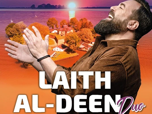 LAITH-AL-DEEN.jpg Laith Al-Deen lacht mit ausgebreiteten Armen vor Sonnenuntergang über der Insel Wilhelmstein.
