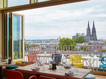 View from the NENI restaurant Blick vom Restaurant NENI auf die Skyline von Köln, Dom im Hintergrund.View of the Cologne skyline from the NENI restaurant, cathedral in the background.