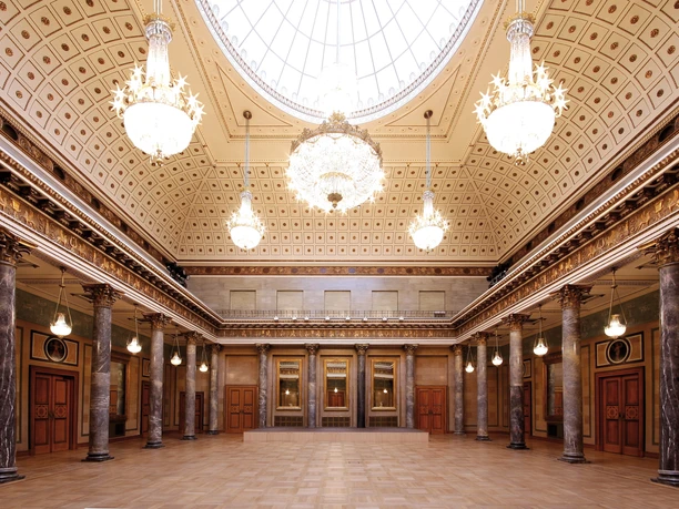 Kurhaus Wiesbaden - Christian Zais Saal Prunkvoller Saal mit Glaskuppel und Kronleuchtern.