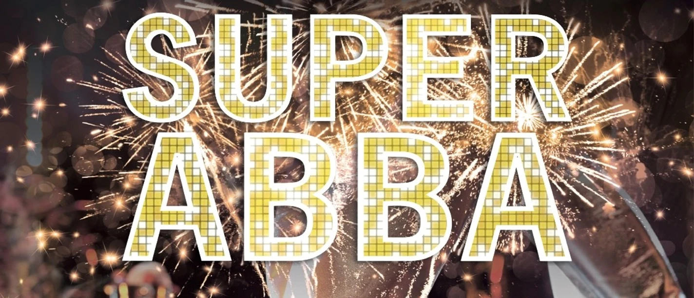 SUPER ABBA c by Block Musik Zilveren plateaulaarzen op het podium met glinsterende lichtjes en SUPER ABBA letters in de schijnwerpers.