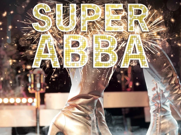 SUPER ABBA c by Block Musik Silberne Plateaustiefel auf Bühne mit glitzernden Lichtern und Schriftzug SUPER ABBA im Scheinwerferlicht.