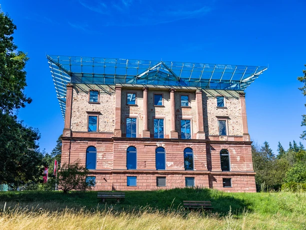 Jagdschloss Platte Altes Sandsteingebäude mit modernem Glasdach.