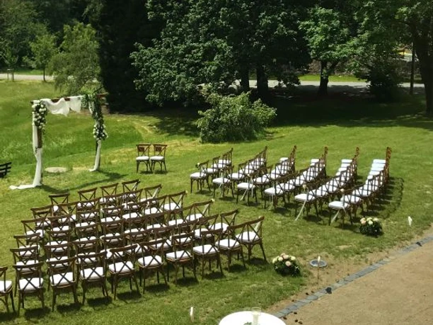 Jagdschloss Platte - Hochzeitszeremonie Hochzeitszeremonie im Grünen mit Stühlen.