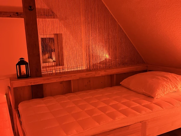 Schlafzimmer_1_Ambilight_Ferienwohnung_im_Felsenkeller