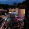 Weihnachtsmarkt Torhaus Markkleeberg - Weihnachten in der Region Leipzig Der Weihnachtsmarkt am Torhaus in Markkleeberg bei Dämmerung mit leuchtenden Ständen und zahlreichen Besuchern.