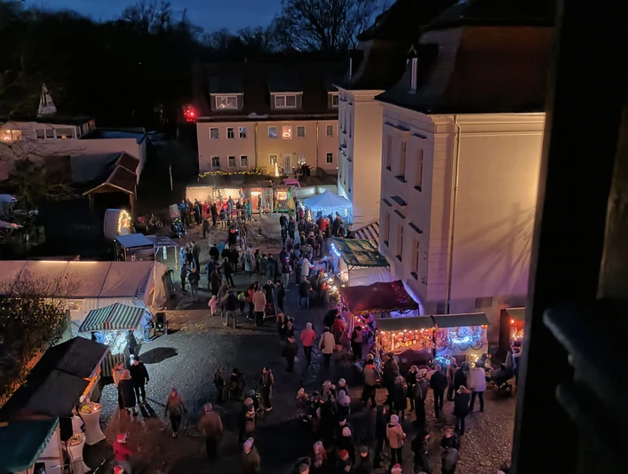 Weihnachtsmarkt Torhaus Markkleeberg - Weihnachten in der Region Leipzig Der Weihnachtsmarkt am Torhaus in Markkleeberg bei Dämmerung mit leuchtenden Ständen und zahlreichen Besuchern.