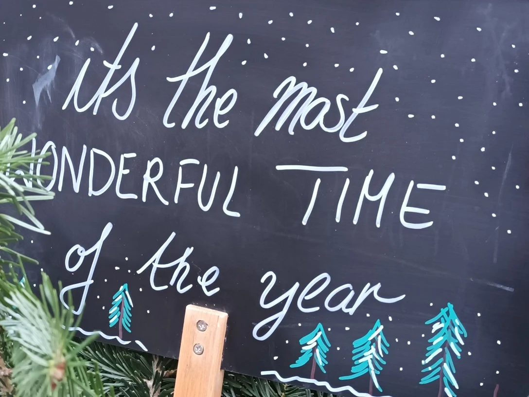 2024_Weihnachtsmarkt im Wald_Lichtenberg_16zu9.jpg Tafel mit der Aufschrift „It’s the most wonderful time of the year“, geschmückt mit Tannenzweigen.Plaque with the inscription "It's the most wonderful time of the year", decorated with fir branches.Plakette med inskriptionen "It's the most wonderful time of the year", dekoreret med grangrene.Plaquette met de inscriptie "It's the most wonderful time of the year", versierd met dennentakken.