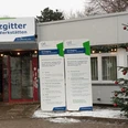 Adventsmarkt CJD_HD_16zu9.jpg Eingangsbereich der CJD Salzgitter Werkstätten mit beleuchtetem Weihnachtsbaum im Schneefall