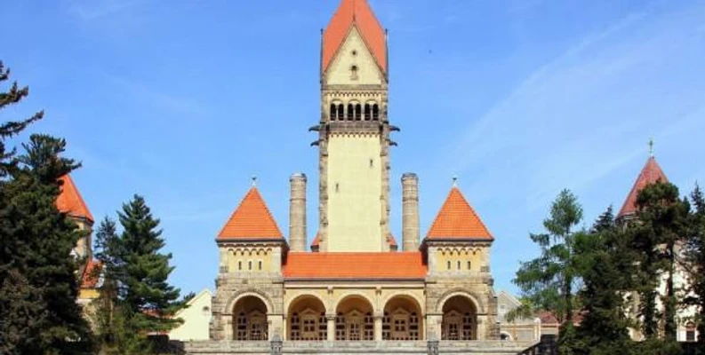 Das beeindruckende Kapellengebäude des Friedhofes.