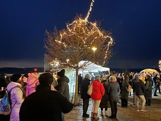 Entspanntes Zusammensein auf dem Weihnachtsmarkt am Zwenkauer Hafen.